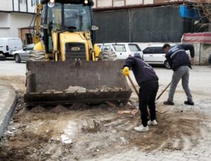 EDREMİT BELEDİYESİ ALTINKUM’DA VE KADIKÖY’DE YOLLARI YENİLİYOR