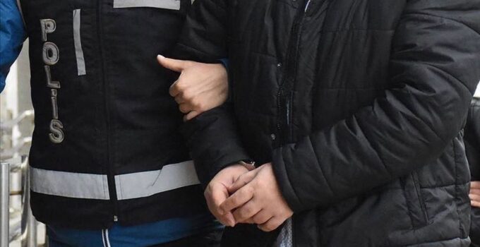 İzmir’de Kız Yurduna Girmeye Çalışan Şahıs Tutuklandı: Yurt Müdürü Görevden Alındı