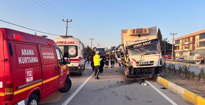 Balıkesir Gömeç’te Korkutan Kaza: Kamyon ve Traktör Çarpıştı, 2 Yaralı