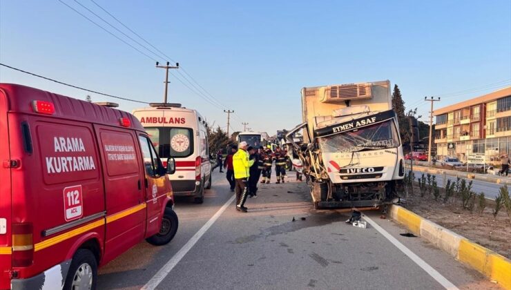 Balıkesir Gömeç’te Korkutan Kaza: Kamyon ve Traktör Çarpıştı, 2 Yaralı