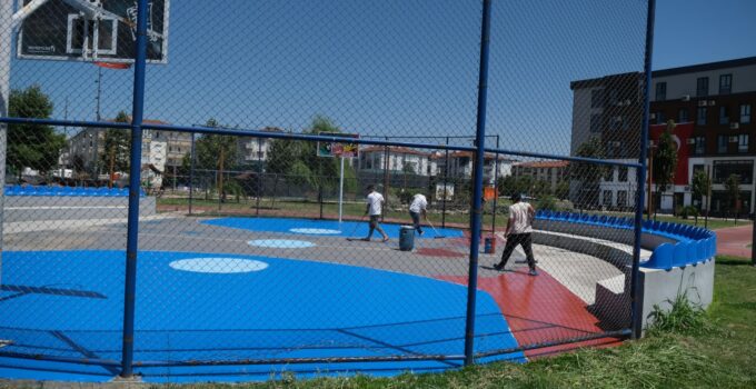ALTIEYLÜL’DE PARKLAR BAŞTAN AŞAĞI YENİLENİYOR