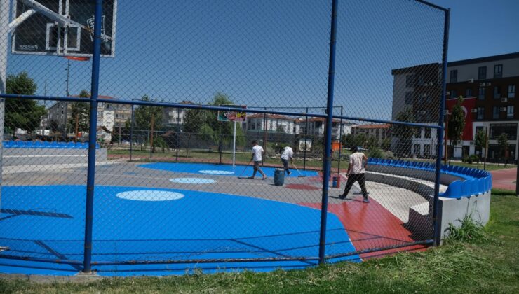 ALTIEYLÜL’DE PARKLAR BAŞTAN AŞAĞI YENİLENİYOR