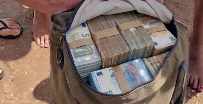 Tatilcilerin Denizde Bulduğu Çantalardan Servet Çıktı: Tam 700 Bin Euro!