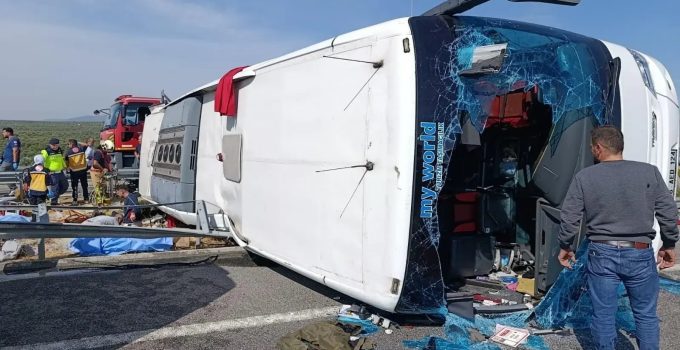 Manisa’da Facia: Tır ile Yolcu Otobüsü Çarpıştı (11 Ölü, 27 Yaralı)
